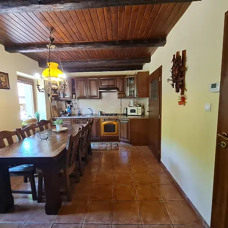 Rustikalny Vinohradnicky Dom S Kadou